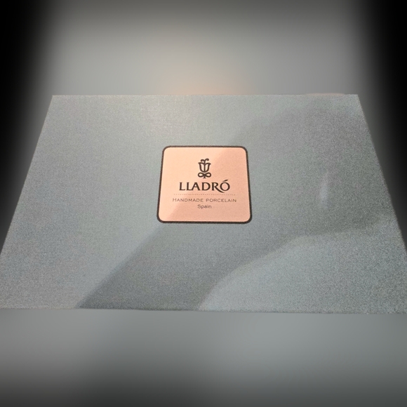 Elegant White Swan Figurines with Gold Accents - Picture 8 of 10